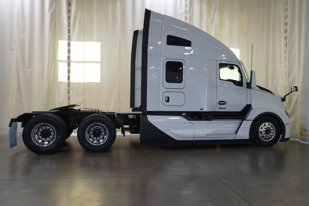 2027 Kenworth T680 in El Paso, TX — photo 6