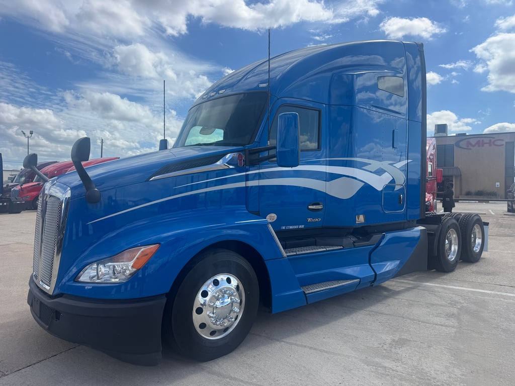 2023 Kenworth T680 in Dallas, TX — photo 2
