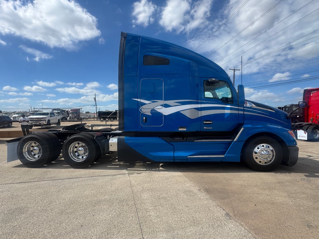 2023 Kenworth T680 in Dallas, TX — photo 4