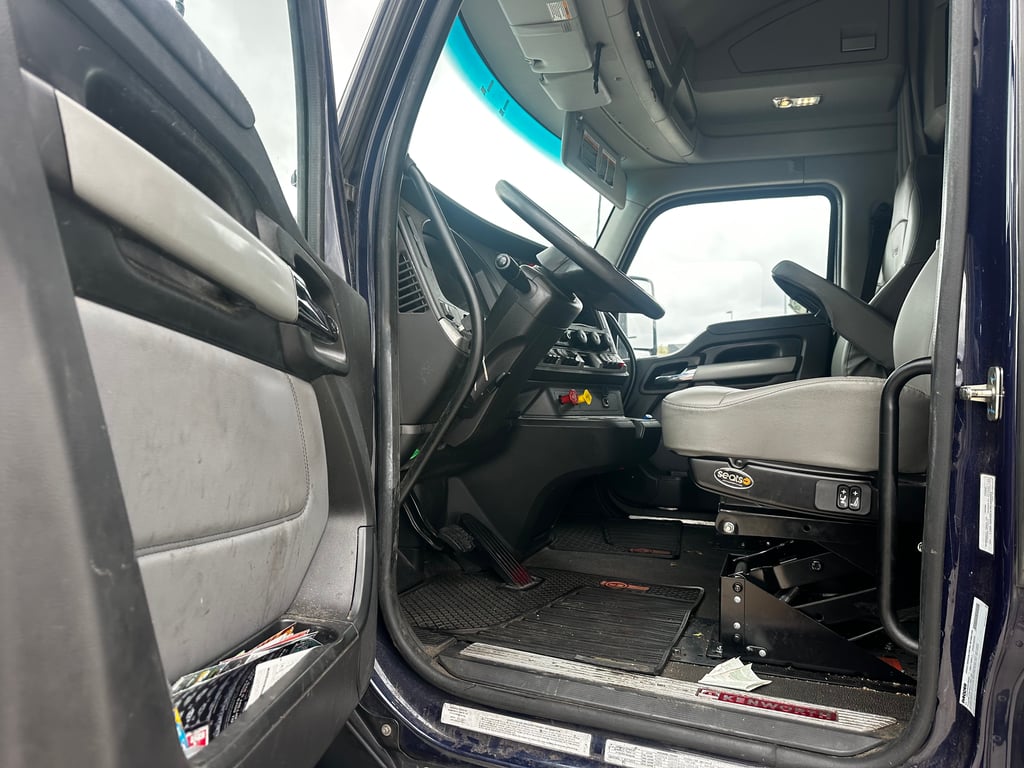 2024 Kenworth T680 in Denver, CO — photo 3