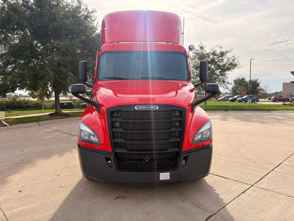 2024 Freightliner Cascadia in Cedar Rapids, IA — photo 2