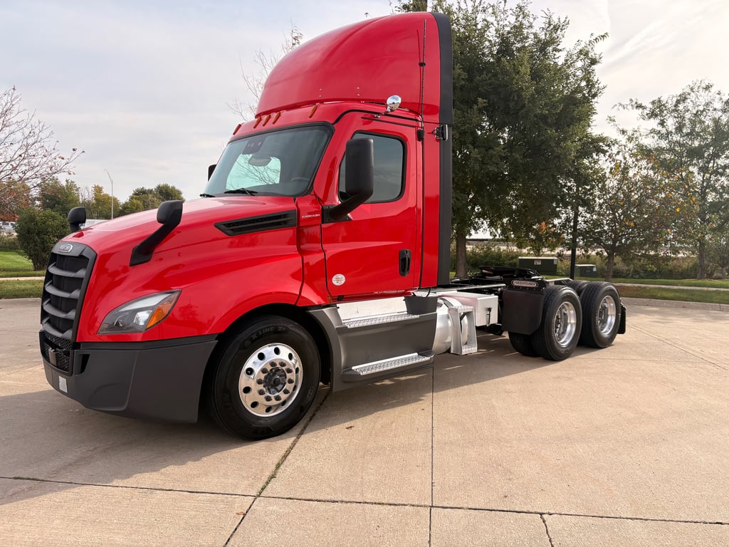2024 Freightliner Cascadia in Cedar Rapids, IA — photo 3