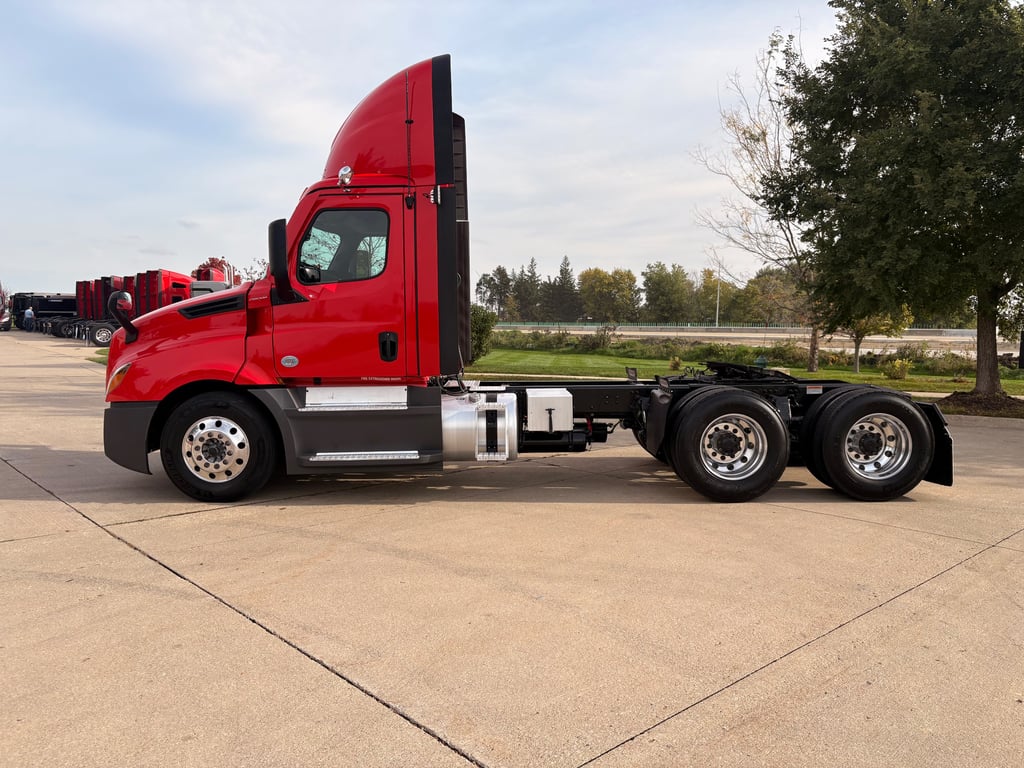 2024 Freightliner Cascadia in Cedar Rapids, IA — photo 4