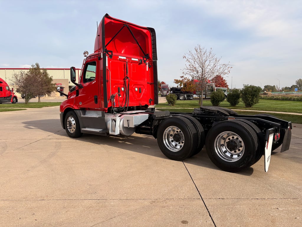 2024 Freightliner Cascadia in Cedar Rapids, IA — photo 5