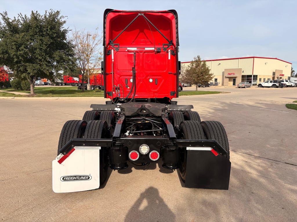2024 Freightliner Cascadia in Cedar Rapids, IA — photo 6