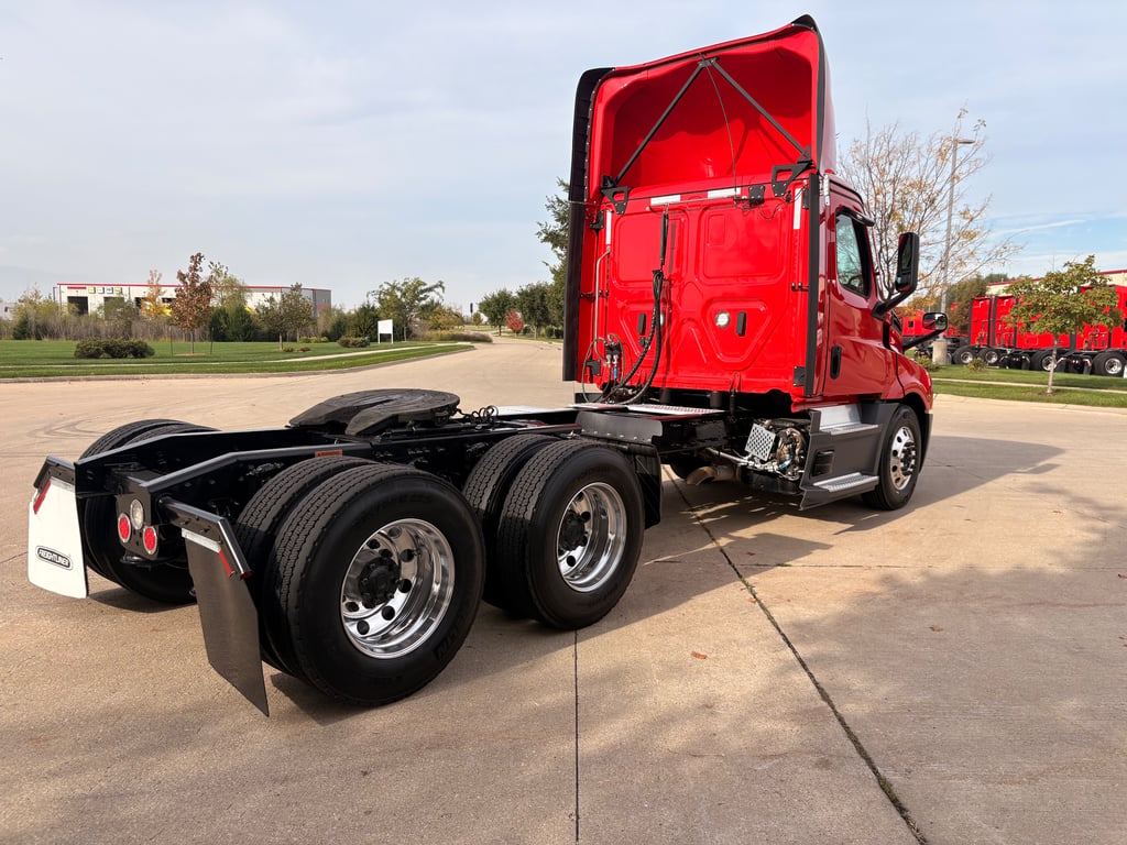 2024 Freightliner Cascadia in Cedar Rapids, IA — photo 7