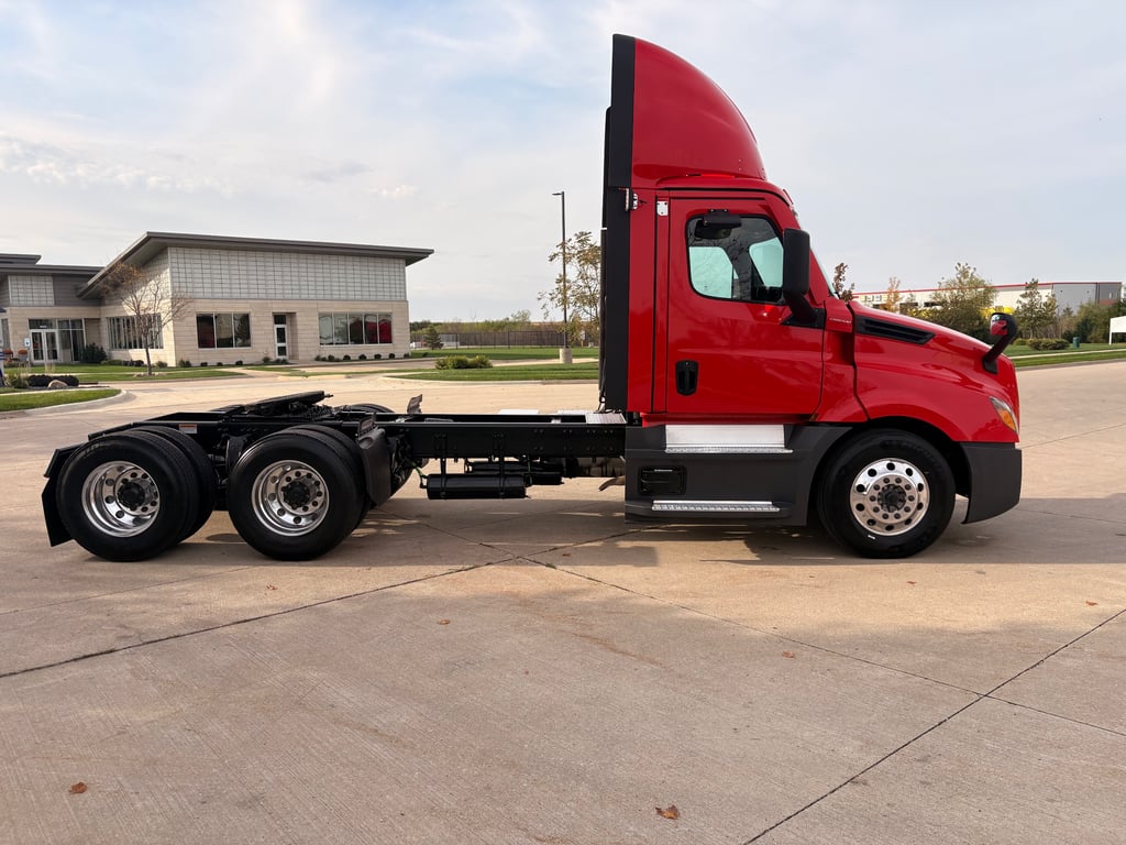 2024 Freightliner Cascadia in Cedar Rapids, IA — photo 8