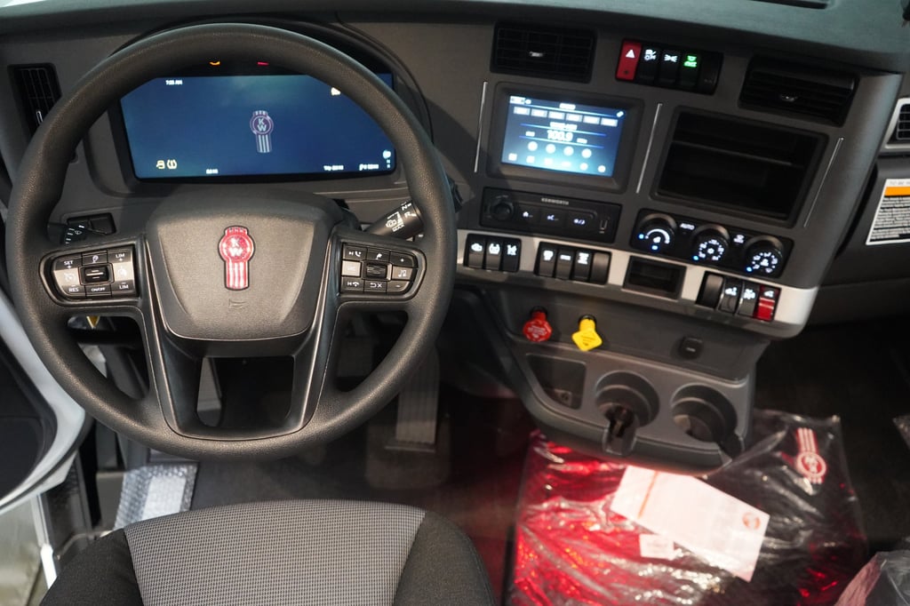 2027 Kenworth T680 in Denver, CO — photo 2