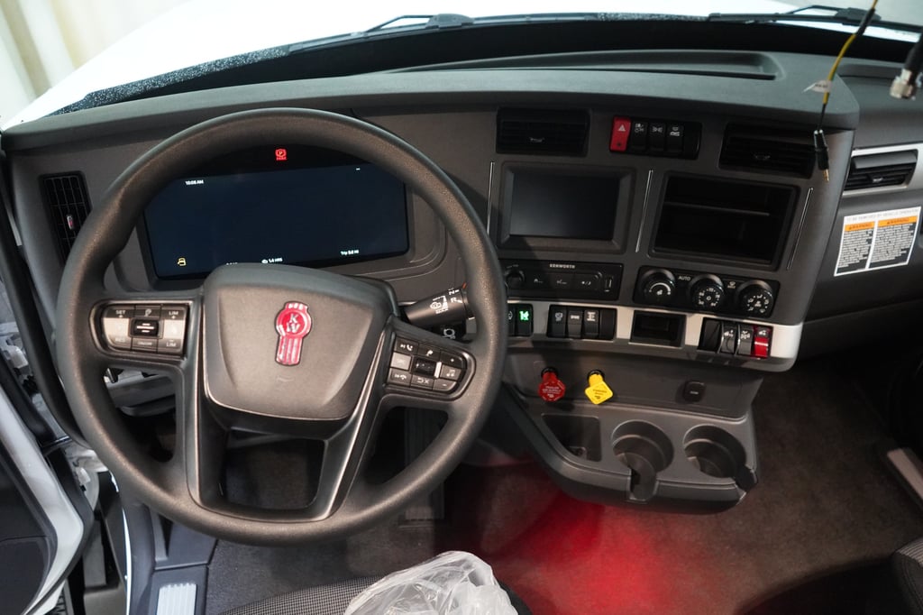 2027 Kenworth T680 in El Paso, TX — photo 2