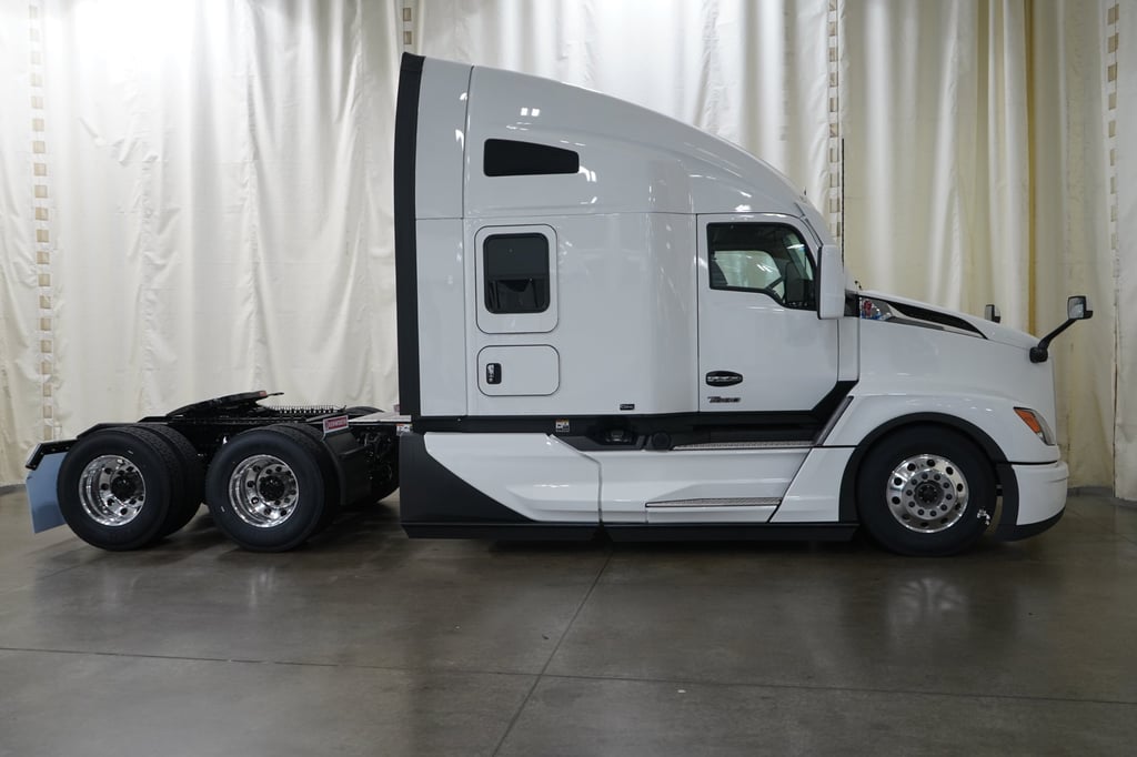 2027 Kenworth T680 in El Paso, TX — photo 6