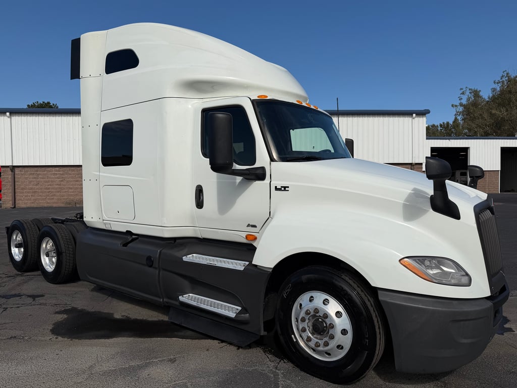 2021 International LT in Kansas City, MO — photo 2