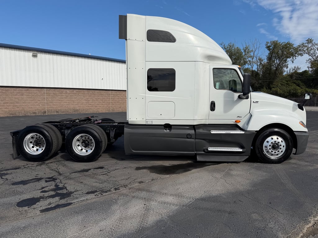 2021 International LT in Kansas City, MO — photo 3