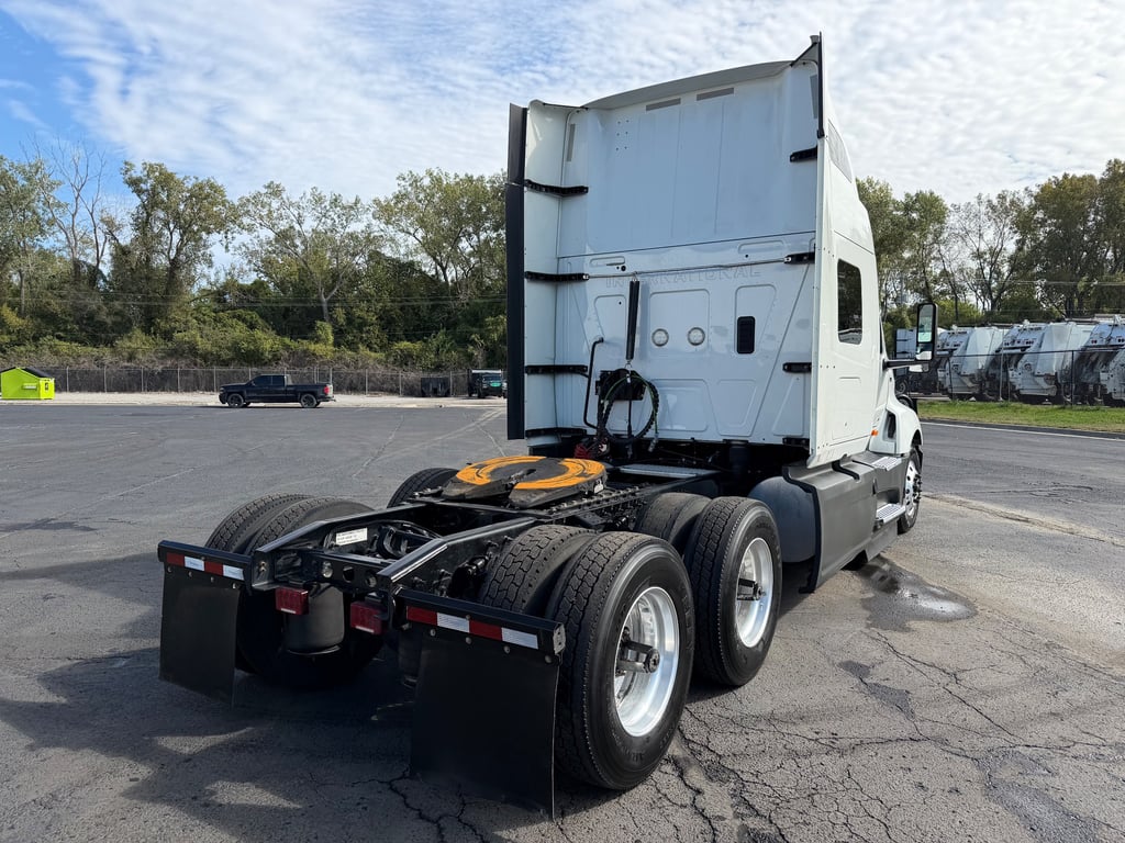 2021 International LT in Kansas City, MO — photo 4