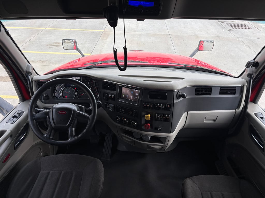 2020 Peterbilt 579 in Omaha, NE — photo 3