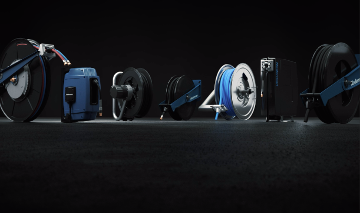 Enrolador e Carretel de cabos e mangueiras em exposição.