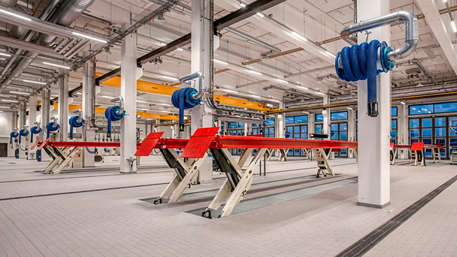 Nesses locais, os testes de motores em funcionamento liberam gases tóxicos que, sem exaustão adequada, se acumulam no ar. | Saiba mais | Nederman