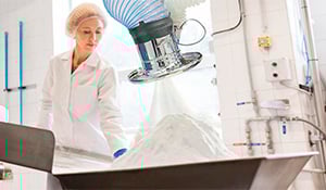 A indústria alimentícia requer sistemas com alta higiene e filtros especiais. Fábricas de metalurgia enfrentam poeiras metálicas que exigem equipamentos robustos. | Saiba mais | Nederman