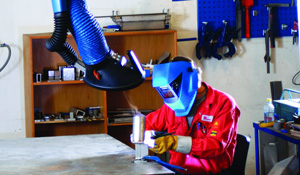 Os braços extratores funcionam na captação diretamente na fonte emissora de poluentes e normalmente ficam instalados e direcionados próximos aos postos de trabalho. | Nederman