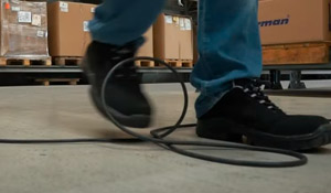 Isso evita o acúmulo de cabos ou mangueiras soltos pelo chão, reduzindo significativamente os riscos de tropeços, danos ao equipamento e perda de tempo com reorganização.  | Saiba mais | Nederman