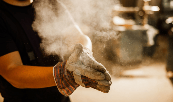 Homem trabalhando em ambiente com pó industrial