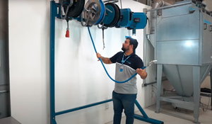 O enrolador de cabo retrátil contribui para a ergonomia do posto de trabalho, reduzindo a necessidade de esforços repetitivos, como se abaixar para pegar cabos no chão ou empurrar mangueiras pesadas.  | Saiba mais | Nederman