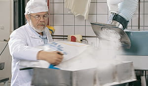 A filtragem de ar industrial é uma das etapas do processo de tratamento do ar nas indústrias. Basicamente, ela vem após a aspiração do agente poluidor e funciona como uma barreira de proteção. | Nederman