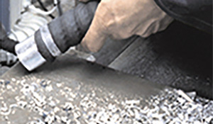 limpeza industrial periódica para retirar os resíduos da usinagem de metal das superfícies das máquinas, equipamentos e do piso das fábricas. Saiba mais | Nederman