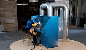 As mesas aspiradas captam fumos metálicos em processos de corte térmico, como plasma e laser. Saiba mais | Nederman