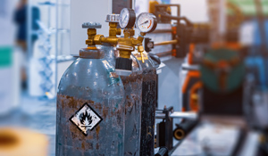 Oxigênio | Com presença de 21% em nossa respiração. O oxigênio é um dos gases presentes na maior parte das instalações industriais. Um dos seus principais usos está nas operações de soldagem e corte de materiais metálicos. | Saiba mais | Nederman