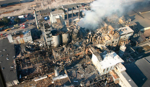 A inalação prolongada de poeira industrial pode causar doenças pulmonares graves. Além disso, ambientes com acúmulo de poeira aumentam o risco de explosões e incêndios | Saiba mais | Nederman