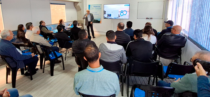 A Sala de Treinamento & Apresentações é um estruturado e preparado espaço para: • Workshops técnicos • Treinamentos comerciais • Sessões de imersão para clientes e futuros clientes entenderem todas as soluções Nederman | Saiba mais | Nederman