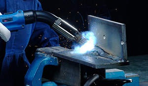 Extrair nas tochas de solda também é uma solução utilizada em sistemas de captação de fumos metálicos diretamente na ferramenta de soldagem.  | Saiba mais | Nederman