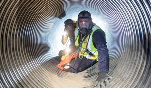 Esses ambientes são propensos ao acúmulo de gases perigosos como monóxido de carbono (CO), dióxido de carbono (CO₂), sulfeto de hidrogênio (H₂S) e vapores inflamáveis, representando sérios riscos à saúde e à segurança. | Saiba mais | Nederman