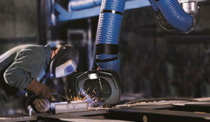 Os braços captores podem ser utilizados em filtros fixos ou móveis, sendo ajustados conforme a necessidade, permitindo a captura de poluentes em diferentes pontos de uma oficina. | Saiba mais | Nederman