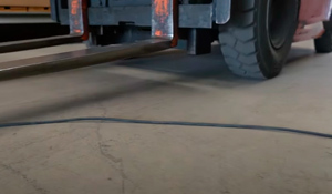 Isso evita o acúmulo de cabos ou mangueiras soltos pelo chão, reduzindo significativamente os riscos de tropeços, danos ao equipamento e perda de tempo com reorganização. | Saiba mais | Nederman