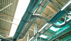 Esses ambientes são propensos ao acúmulo de gases perigosos como monóxido de carbono (CO), dióxido de carbono (CO₂), sulfeto de hidrogênio (H₂S) e vapores inflamáveis, representando sérios riscos à saúde e à segurança. | Saiba mais | Nederman