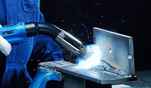 Extração na tocha: A extração na tocha permite a extração dos fumos de solda sem interferir com o gás de proteção e com a qualidade da solda. | Nederman