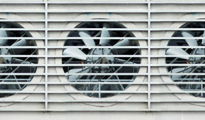 Ventilação do ar industrial. Podemos dizer que a ventilação do ar industrial é um dos aliados da exaustão da filtragem do ar e da limpeza nas indústrias.  |Saiba mais | Nederman