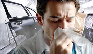 A mistura tóxica de metais e plásticos gerada no lixamento automotivo, mesmo com uso dos equipamentos de proteção individual, pode provocar riscos para a saúde dos trabalhadores. | Nederman