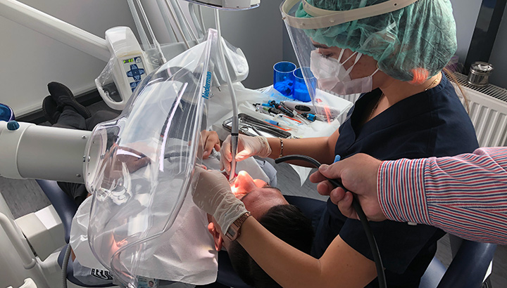 Extração de aerossóis com braço extrator da Nederman