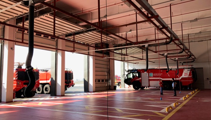 Extração de gases de escape em veículos de emergência