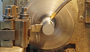 Torneamento: esse certamente é o mais conhecido e utiliza o torno para tornear a peça