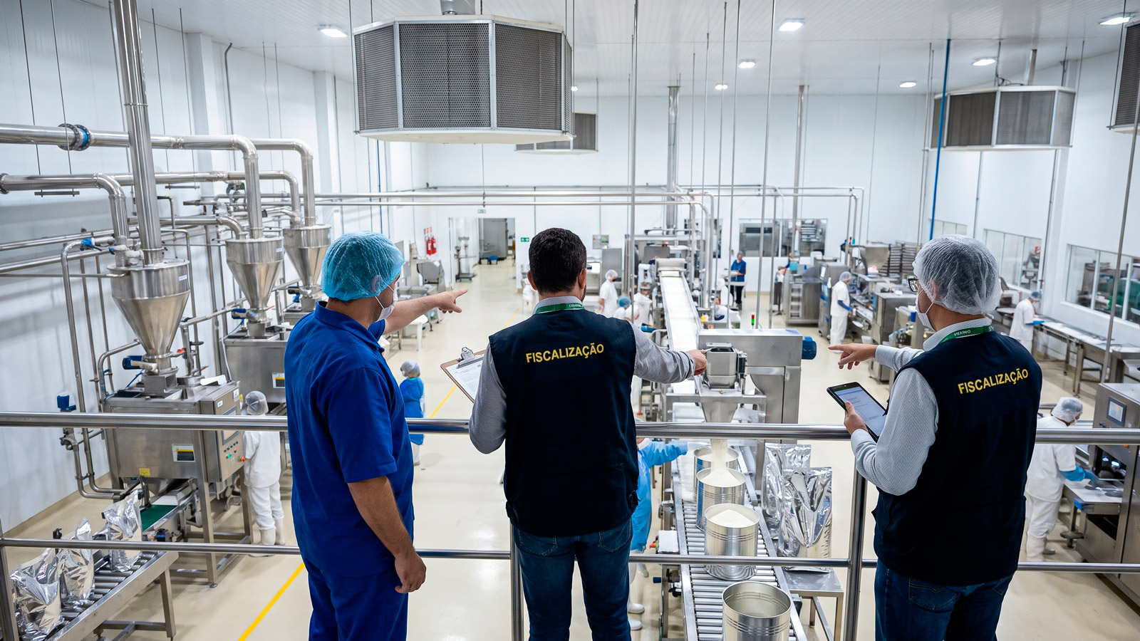 Além das exigências brasileiras, indústrias que exportam ou trabalham com grandes redes varejistas precisam atender padrões como o FSSC 22000 e o BRCGS Food Safety, que incluem critérios específicos sobre controle ambiental e qualidade do ar nas áreas produtivas. O não atendimento representa risco direto à certificação e, consequentemente, ao acesso a mercados. | Saiba mais | Nederman