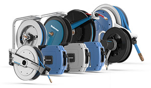 O enrolador de cabo retrátil é um equipamento projetado para armazenar, proteger e organizar cabos elétricos. Existe também os enroladores de mangueiras, adequados para ar comprimido ou conduítes de fluidos industriais. | Saiba mais | Nederman