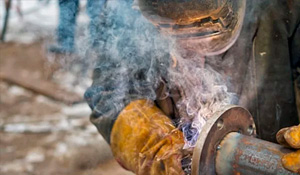 Poluição atmosférica: emissões descontroladas de fumos contribuem para a diminuição da qualidade do ar nas regiões próximas às plantas industriais, prejudicando a população local e o meio ambiente; | Saiba mais | Nederman