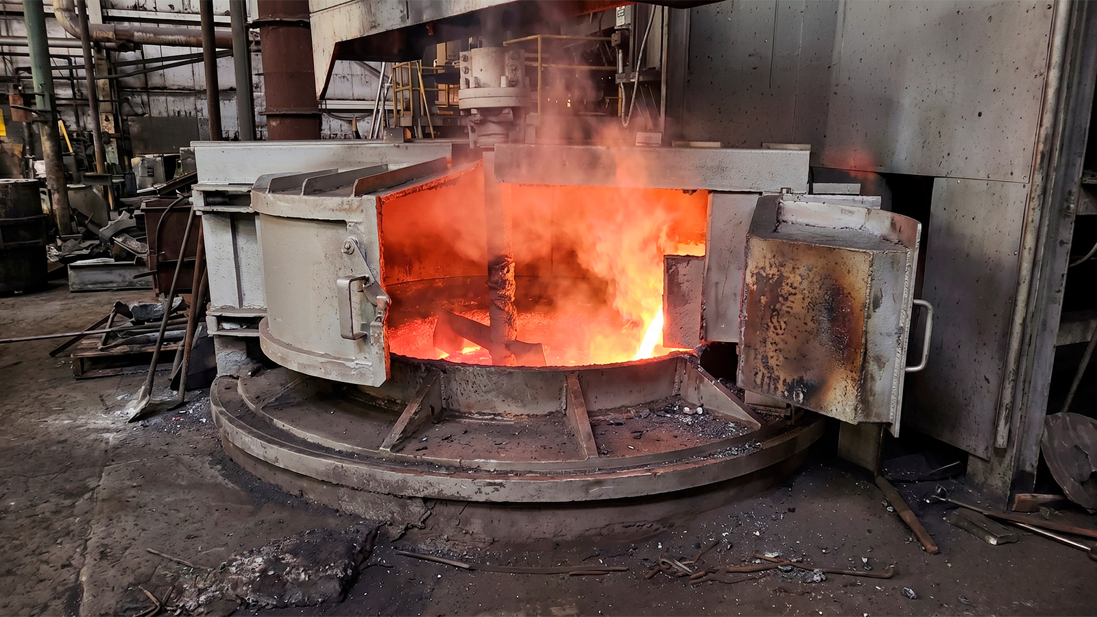 A fundição primária e secundária é outra atividade de alto risco. Forno aberto e vazamentos de calor intensificam a emissão de fumos. | Saiba mais | Nederman