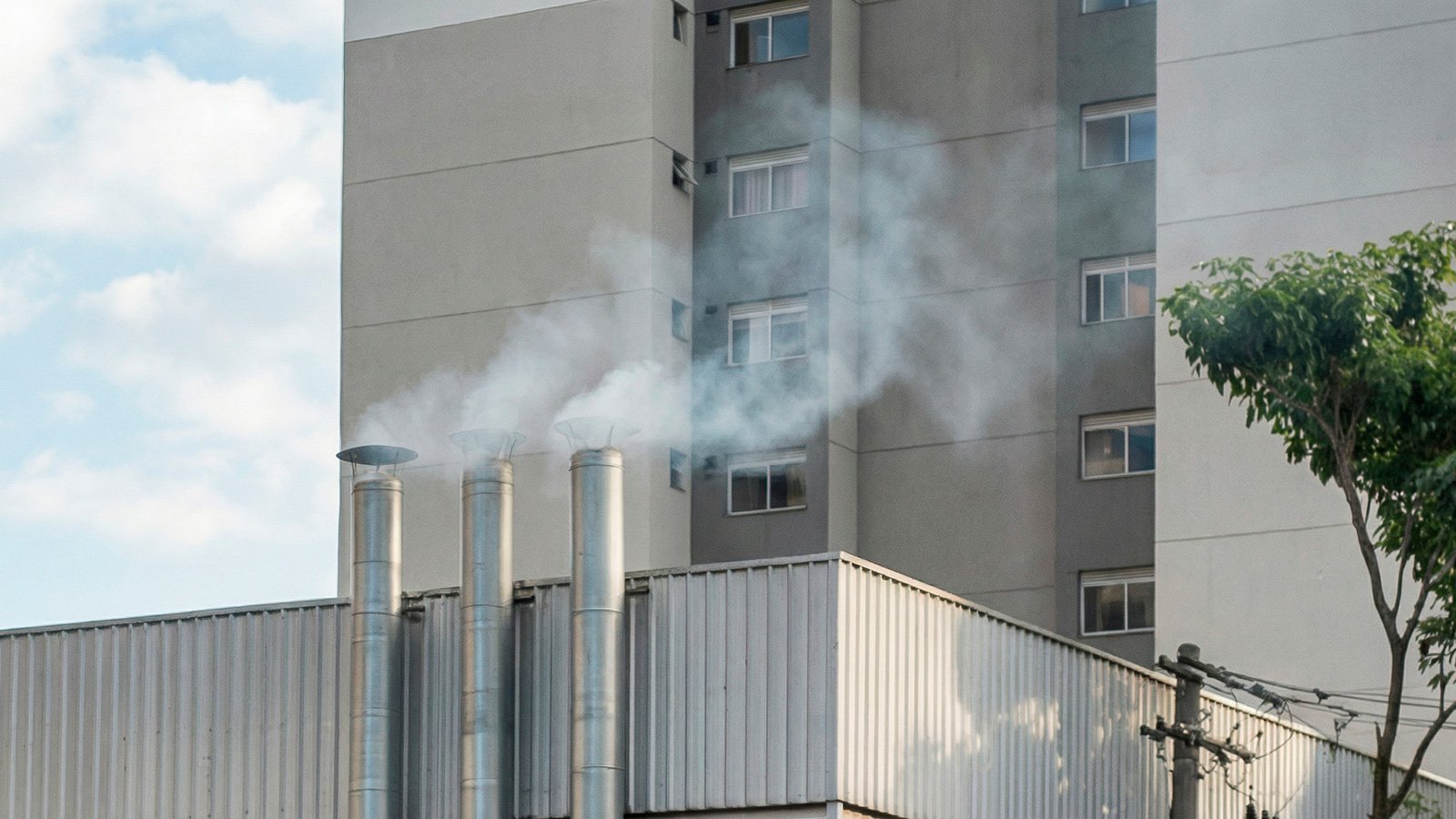 Uma gestão falha permite que esses gases escapem para a atmosfera, causando incômodo público e possíveis penalidades aplicadas por órgãos de fiscalização ambiental. | Saiba mais | Nederman
