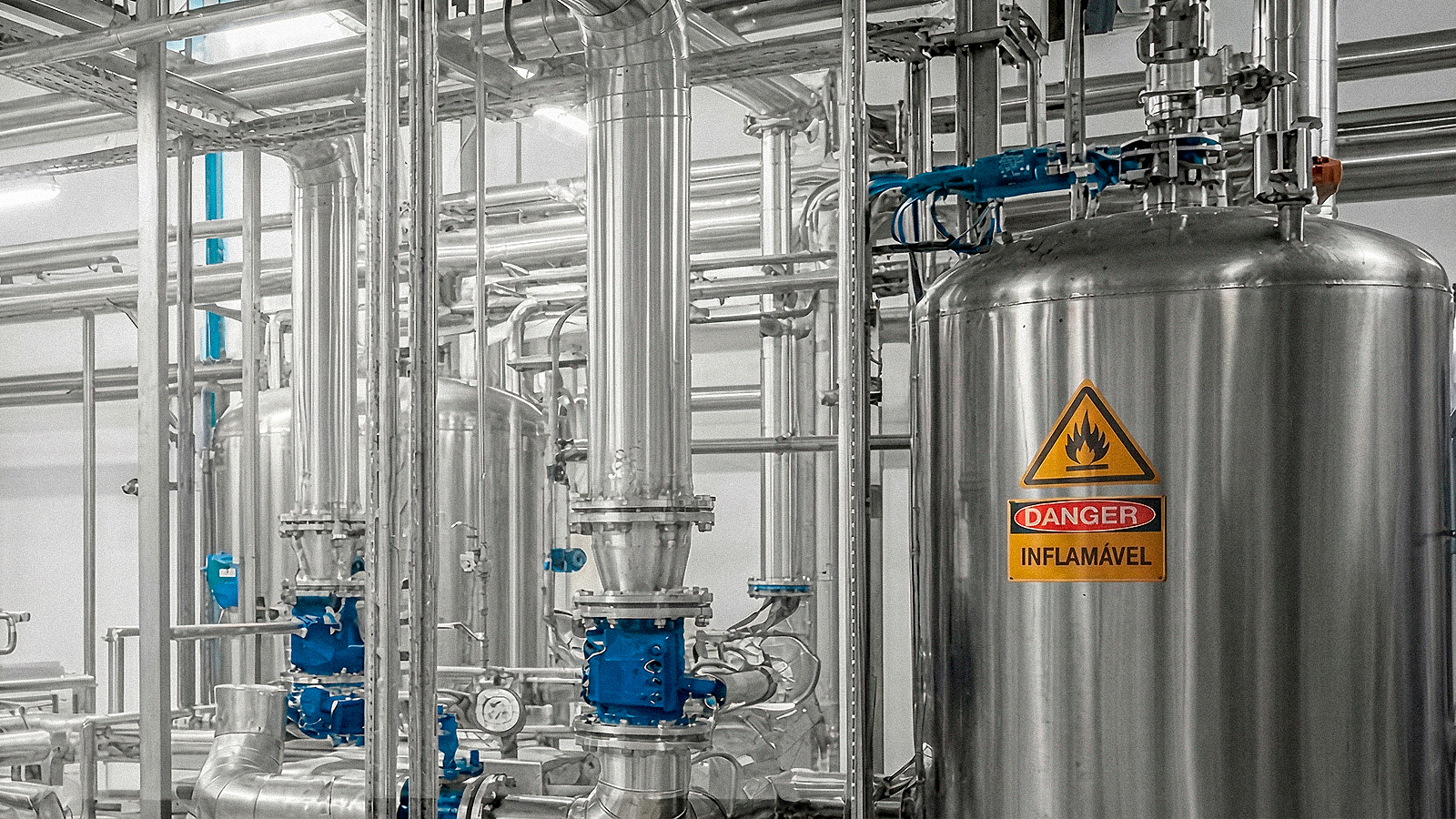 Outro risco crítico nos sistemas de captação de indústrias químicas é a formação de atmosferas explosivas devido ao acúmulo de partículas combustíveis e vapores inflamáveis. | Saiba mais | Nederman