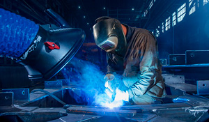 A indústria metalúrgica gera grande volume de poeiras metálicas, gases e fumos tóxicos. O uso de filtros industriais é essencial para capturar partículas finas e melhorar a qualidade do ar. | Saiba mais | Nederman