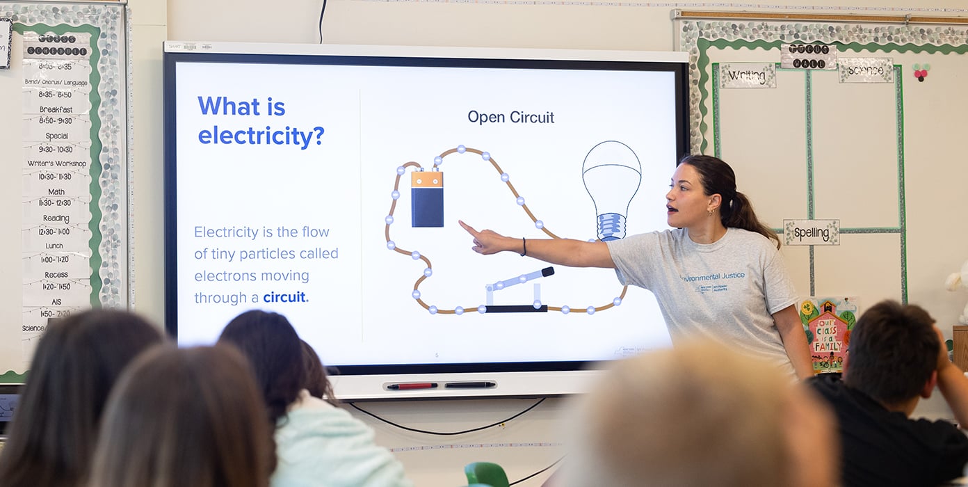 Teacher explaining about open circuit to the children